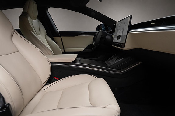 Tesla Model S 20 of 30