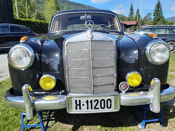 Mercedes-Benz 220 S 2 of 14