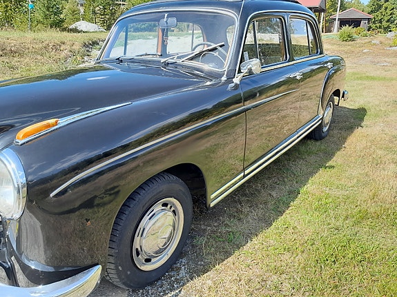 Mercedes-Benz 220 S 3 of 14