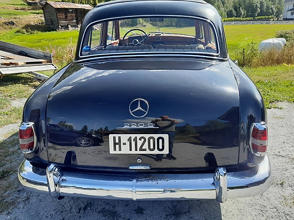 Mercedes-Benz 220 S 4 of 14