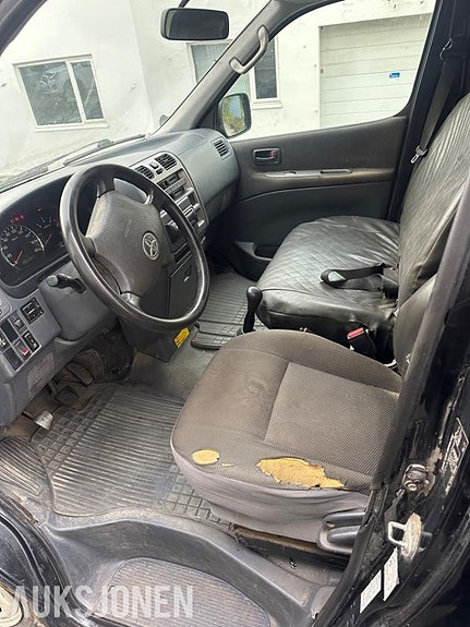 Toyota HiAce 9 of 19