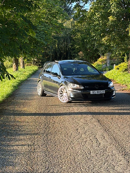 Volkswagen Golf VII 27 of 30