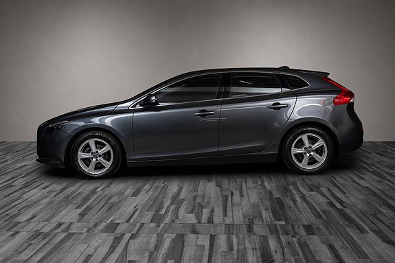 Volvo V40 2 of 22