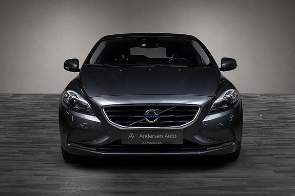 Volvo V40 8 of 22