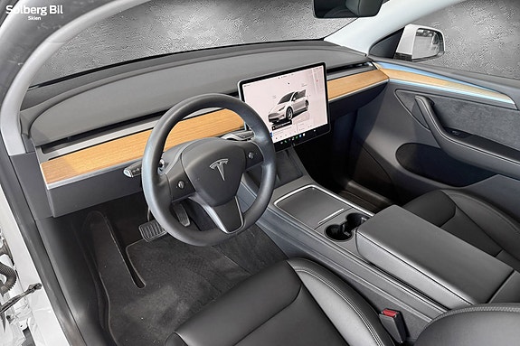 Tesla Model Y 21 of 30