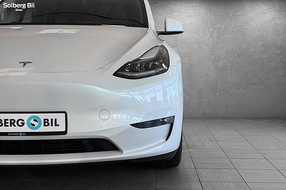 Tesla Model Y 14 of 30