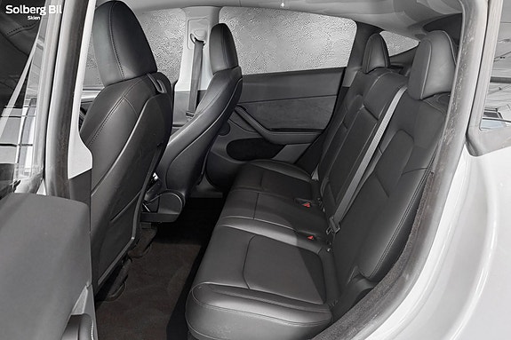 Tesla Model Y 24 of 30