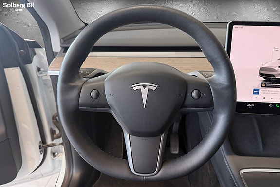 Tesla Model Y 28 of 30