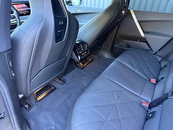 BMW iX 14 of 30