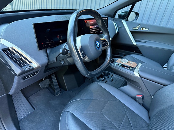 BMW iX 11 of 30