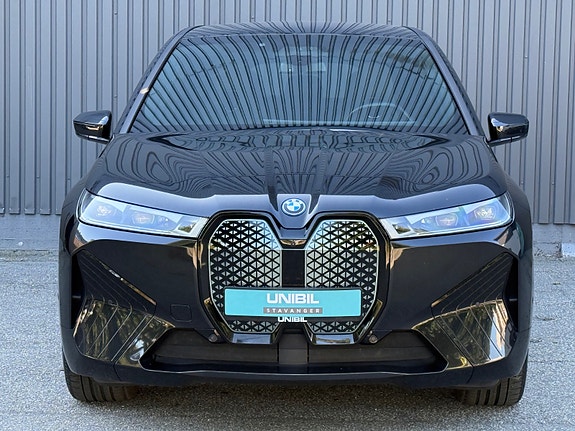 BMW iX 8 of 30