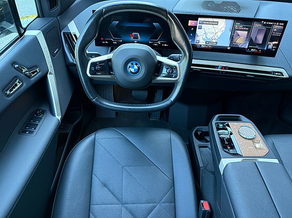 BMW iX 17 of 30