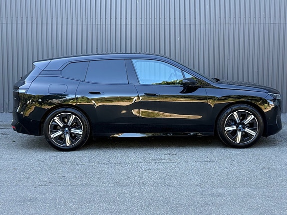 BMW iX 5 of 30