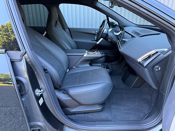 BMW iX 24 of 30