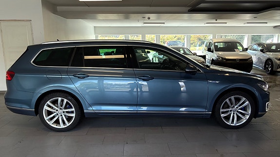 Volkswagen Passat 9 of 30