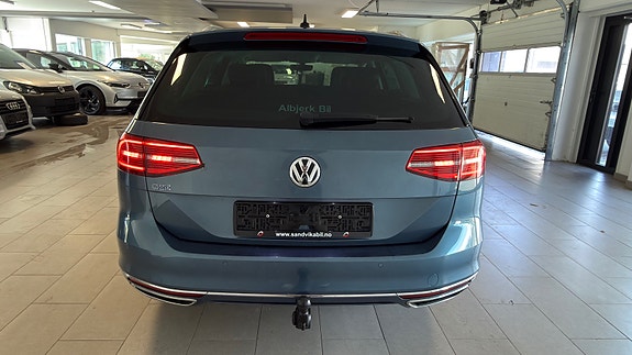 Volkswagen Passat 7 of 30