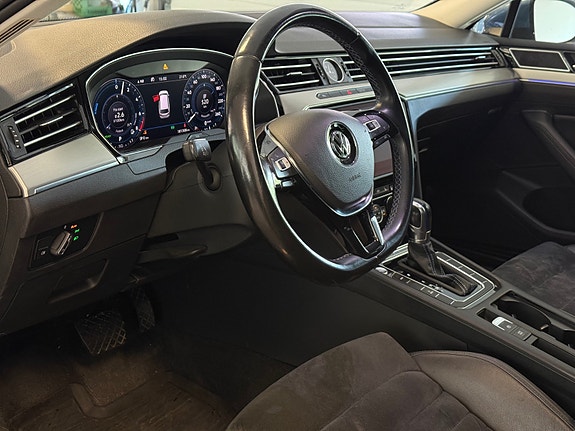 Volkswagen Passat 10 of 30