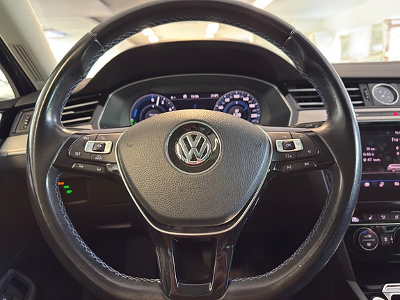 Volkswagen Passat 28 of 30