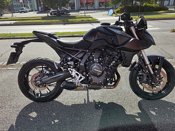Suzuki GSX-8S 2 of 5
