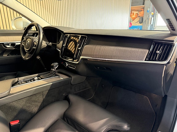 Volvo V90 Cross Country 10 of 30
