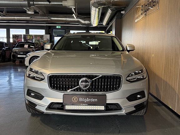 Volvo V90 Cross Country 2 of 30
