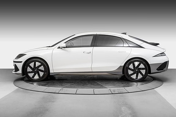 Hyundai Ioniq 6 2 of 24