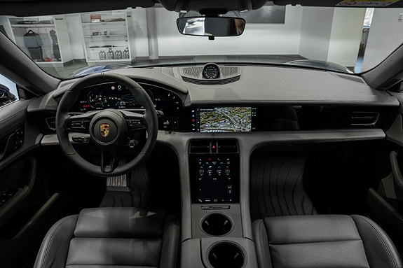 Porsche Taycan Cross Turismo 13 of 30