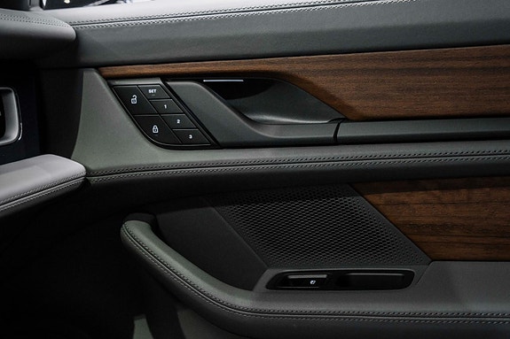 Porsche Taycan Cross Turismo 28 of 30