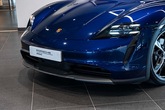 Porsche Taycan Cross Turismo 10 of 30