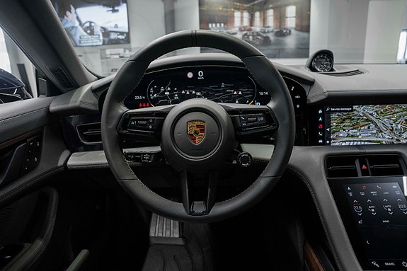 Porsche Taycan Cross Turismo 14 of 30