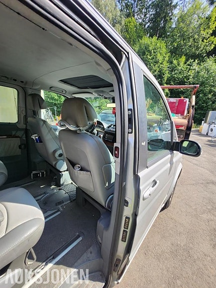 Mercedes-Benz Viano 10 of 30