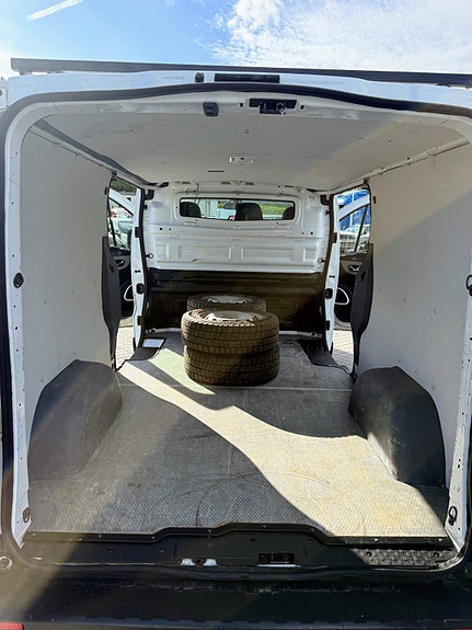 Nissan NV300 12 of 12