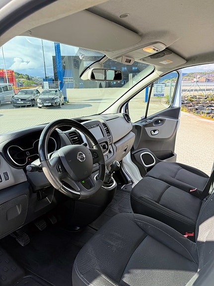 Nissan NV300 6 of 12