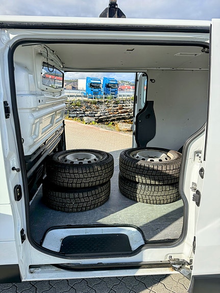 Nissan NV300 8 of 12