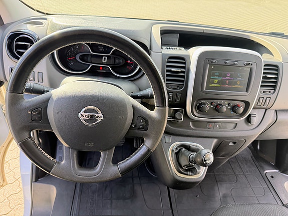 Nissan NV300 7 of 12