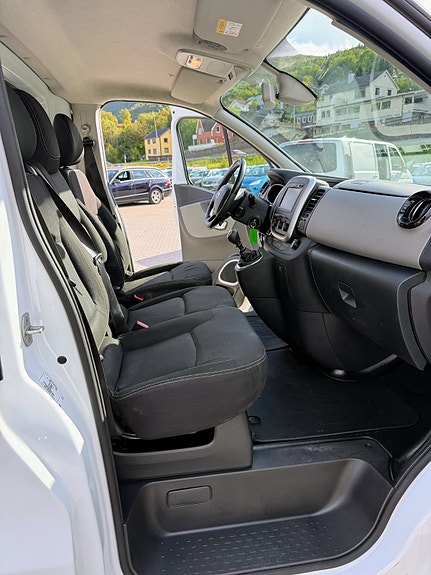 Nissan NV300 9 of 12