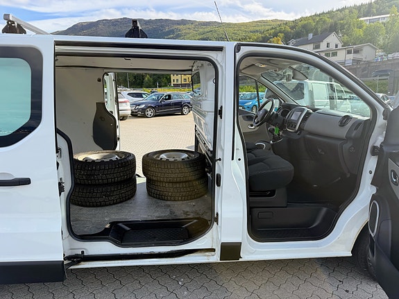 Nissan NV300 11 of 12