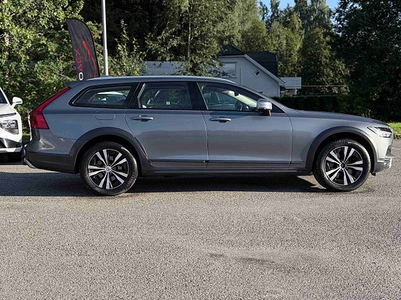 Volvo V90 Cross Country 7 of 30