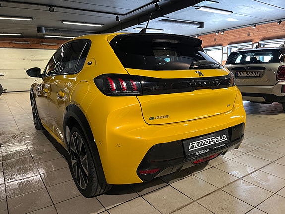 Peugeot e-208 11 of 24