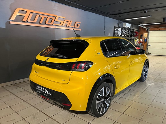 Peugeot e-208 8 of 24