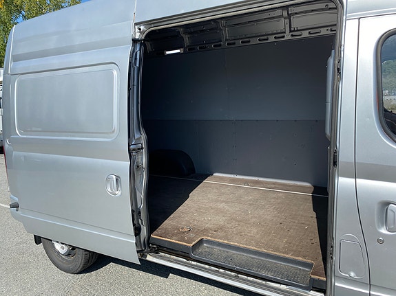 Maxus ev80 11 of 27