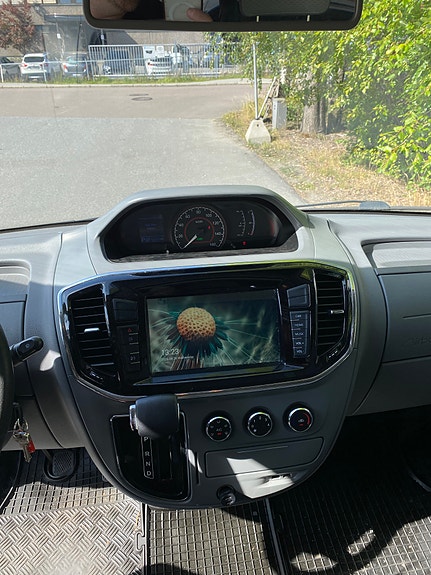 Maxus ev80 17 of 27