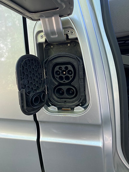 Maxus ev80 24 of 27