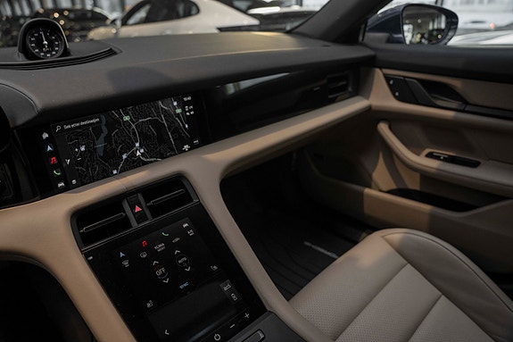 Porsche Taycan Cross Turismo 18 of 30