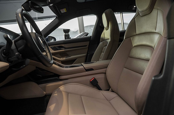 Porsche Taycan Cross Turismo 28 of 30