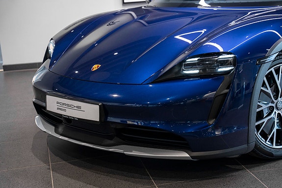 Porsche Taycan Cross Turismo 11 of 30