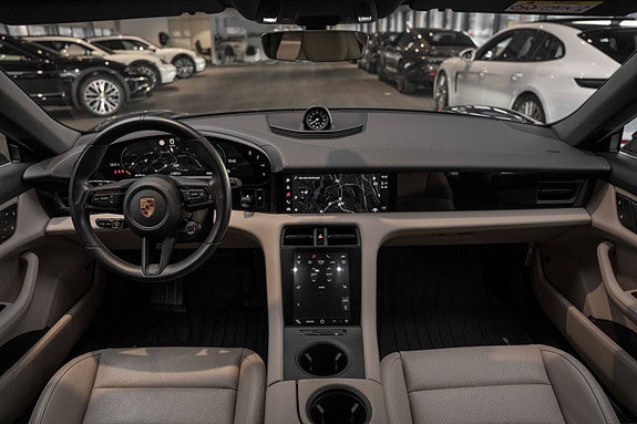 Porsche Taycan Cross Turismo 13 of 30