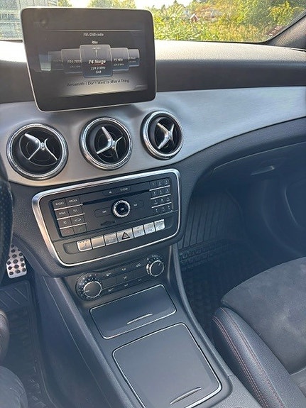 Mercedes-Benz CLA180 6 of 8