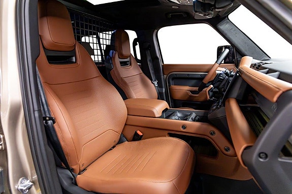 Land Rover Defender 110 27 of 30