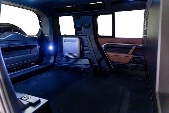 Land Rover Defender 110 14 of 30